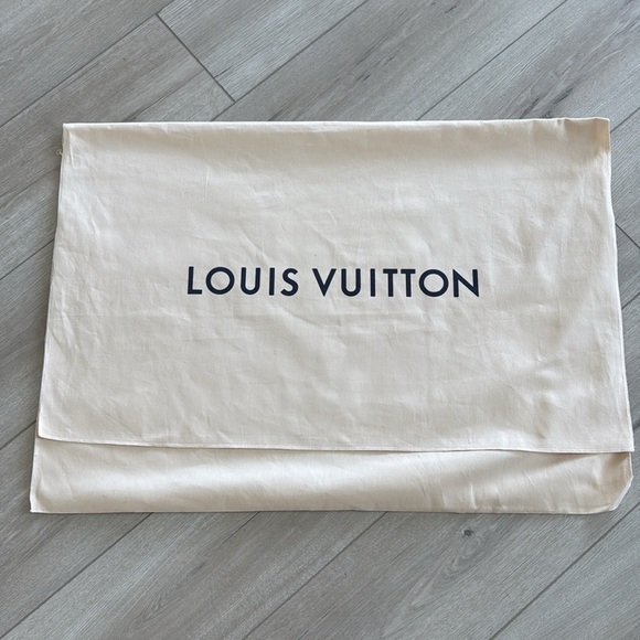 LARGE LOUIS VUITTON MAGNETIC LID GIFT BOX & LOUIS VUITTON DUST BAG - Picture 9 of 11